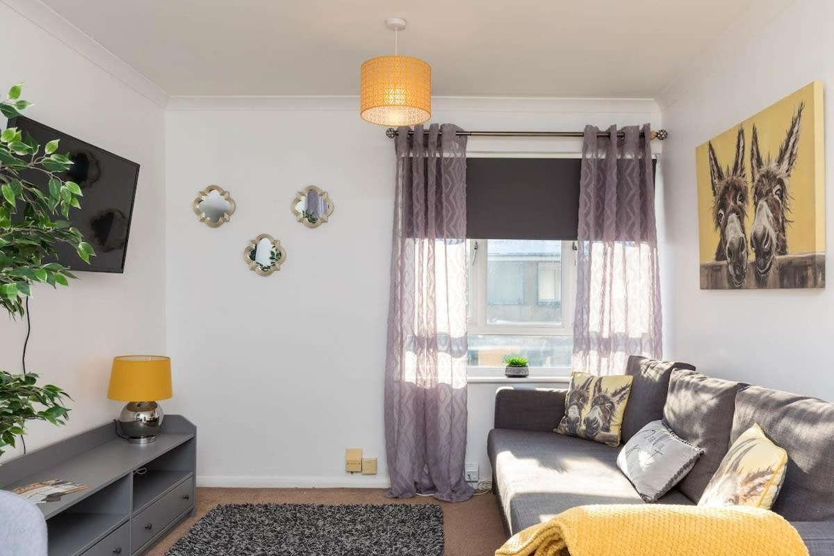 Villa 19A The Broadwalk - Cozy 1Br In The Heart Of Crawley Near Gatwick Airport Great For Contractors And Flight Crew Students Exterior foto