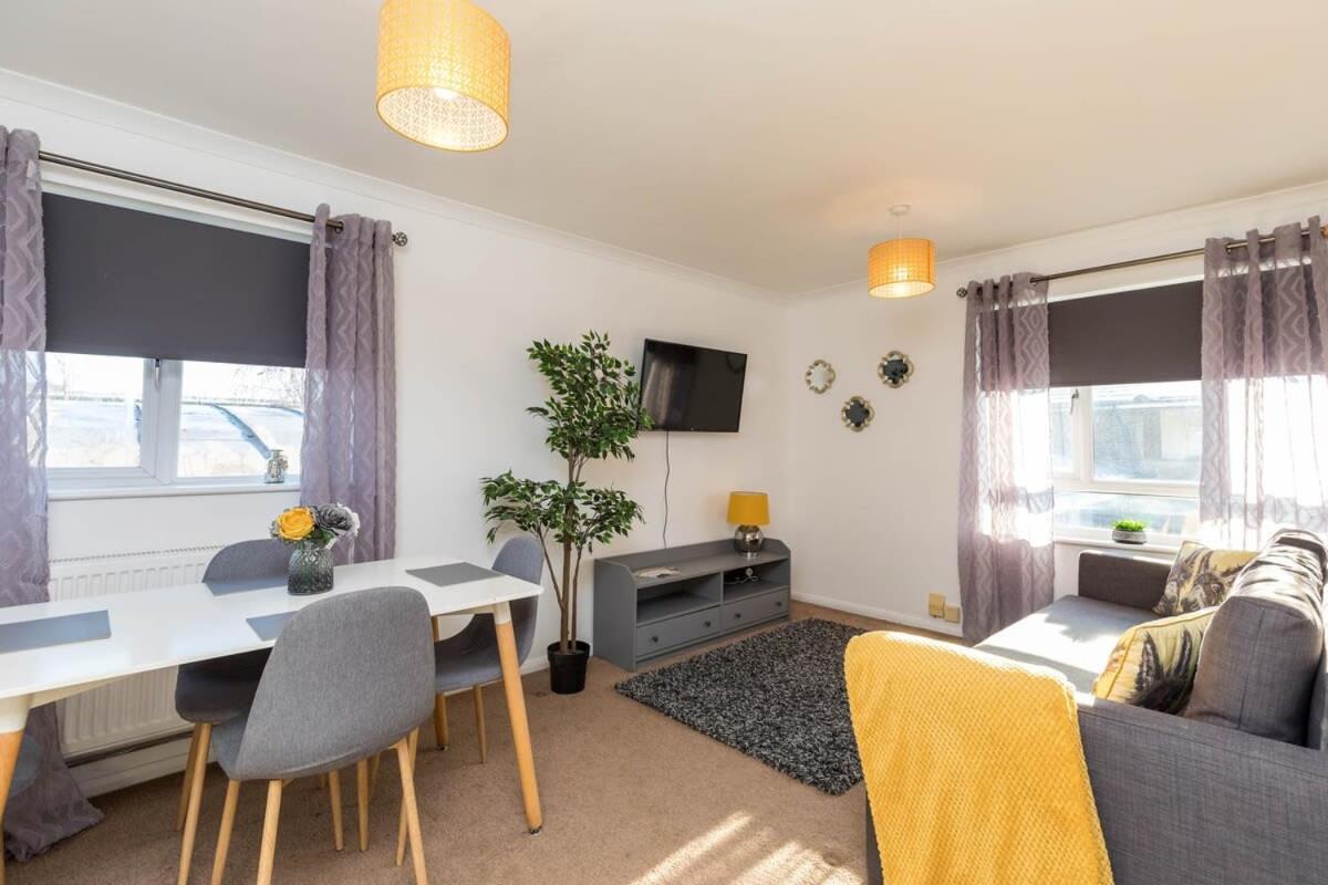 Villa 19A The Broadwalk - Cozy 1Br In The Heart Of Crawley Near Gatwick Airport Great For Contractors And Flight Crew Students Exterior foto