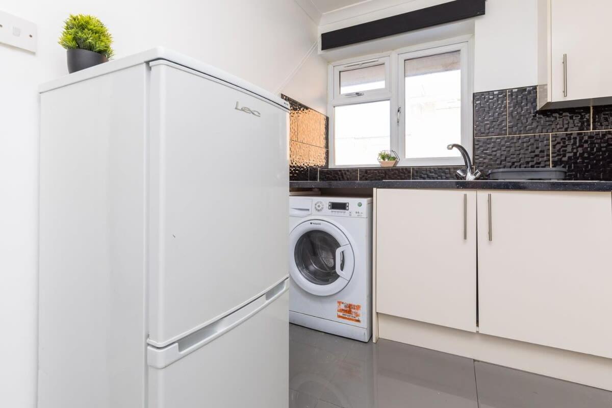 Villa 19A The Broadwalk - Cozy 1Br In The Heart Of Crawley Near Gatwick Airport Great For Contractors And Flight Crew Students Exterior foto
