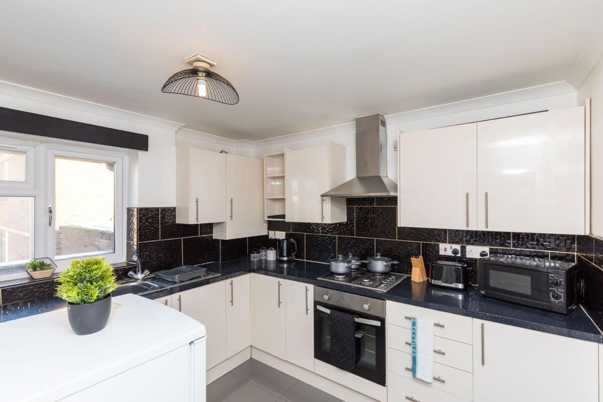 Villa 19A The Broadwalk - Cozy 1Br In The Heart Of Crawley Near Gatwick Airport Great For Contractors And Flight Crew Students Exterior foto